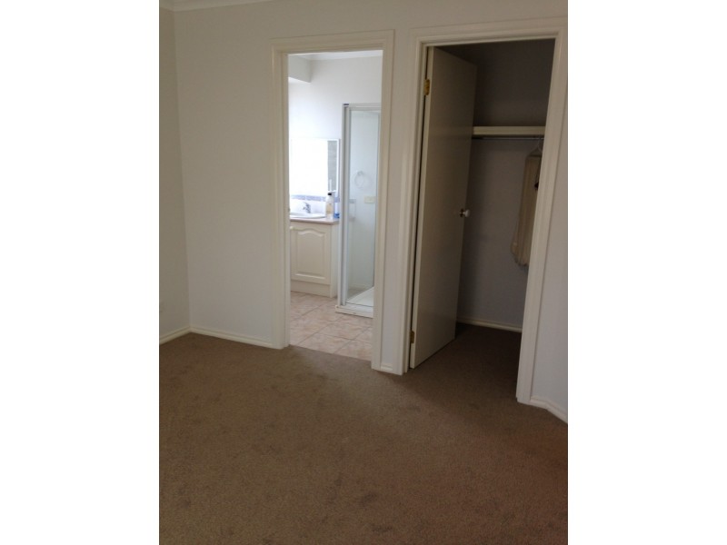 2 Glenisla Way, Berwick VIC 3806