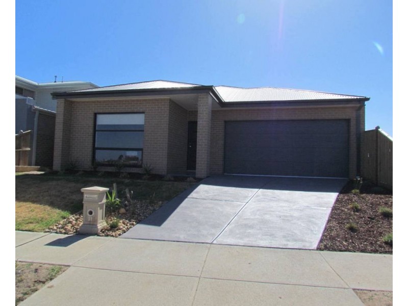 5 Maeve Circuit, Clyde North VIC 3978