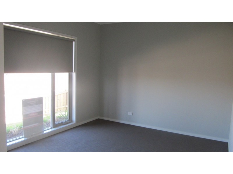 5 Maeve Circuit, Clyde North VIC 3978