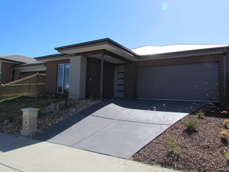 5 Maeve Circuit, Clyde North VIC 3978
