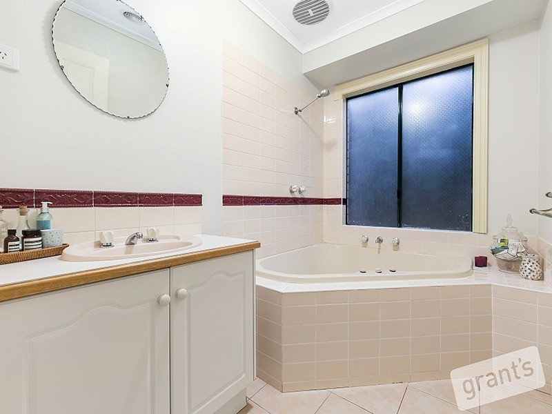 27 Cobblestone Avenue, Narre Warren South VIC 3805