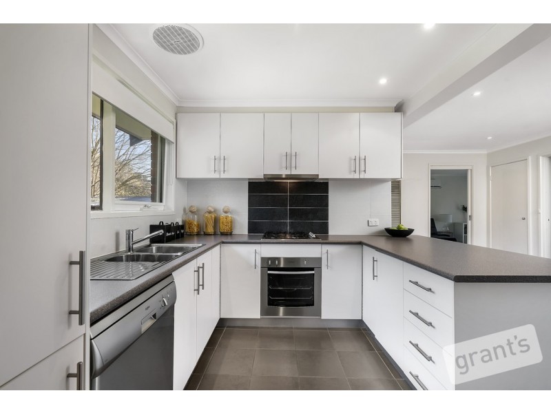 12 Gifford Close, Berwick VIC 3806