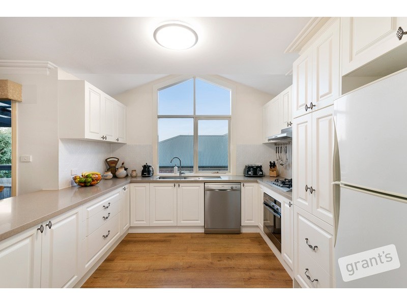 6 Grantham Crescent, Berwick VIC 3806