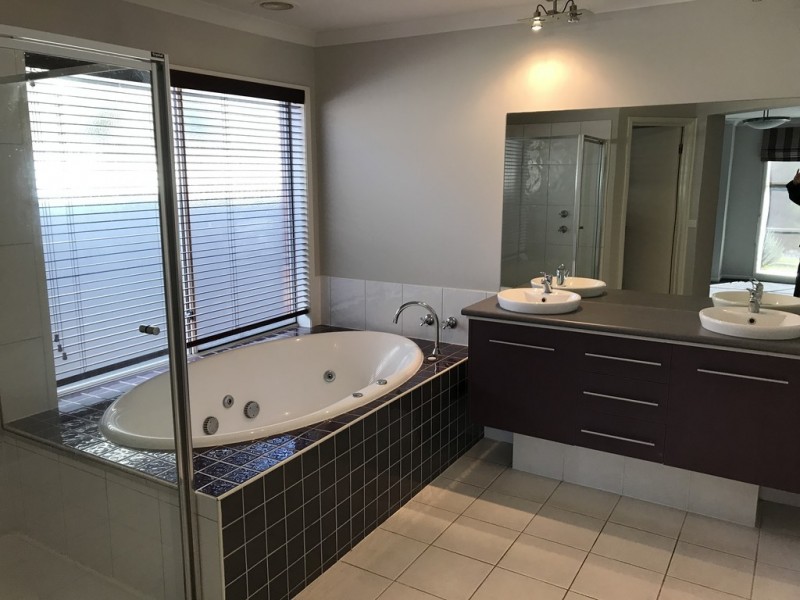 11 Avoca Place, Pakenham VIC 3810