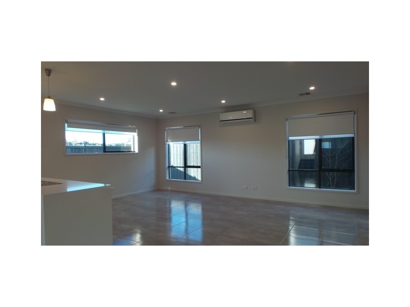 10 Nolan Crescent, Officer VIC 3809