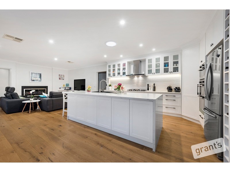 10 Lauradan Avenue, Berwick VIC 3806