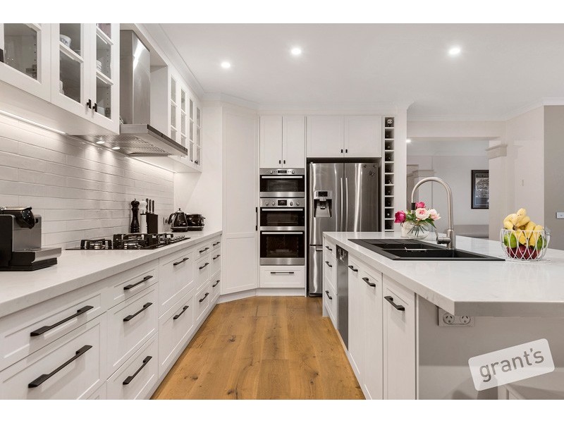 10 Lauradan Avenue, Berwick VIC 3806