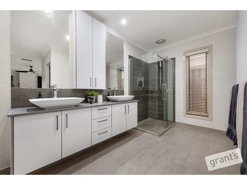 10 Lauradan Avenue, Berwick VIC 3806