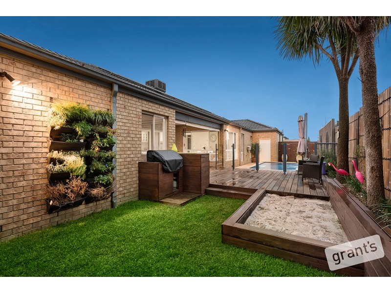 10 Lauradan Avenue, Berwick VIC 3806