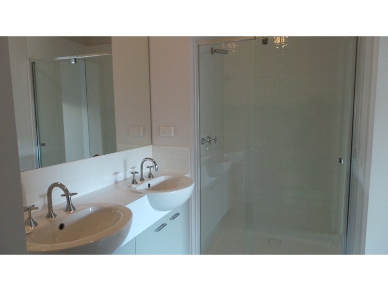 143A Wheelers Park Drive, Cranbourne North VIC 3977