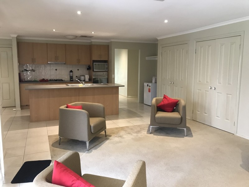 53 Rodlarni Cresent, Berwick VIC 3806
