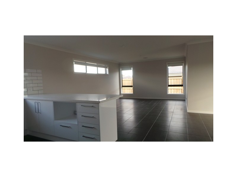 3 Lyndys Lane, Cranbourne North VIC 3977