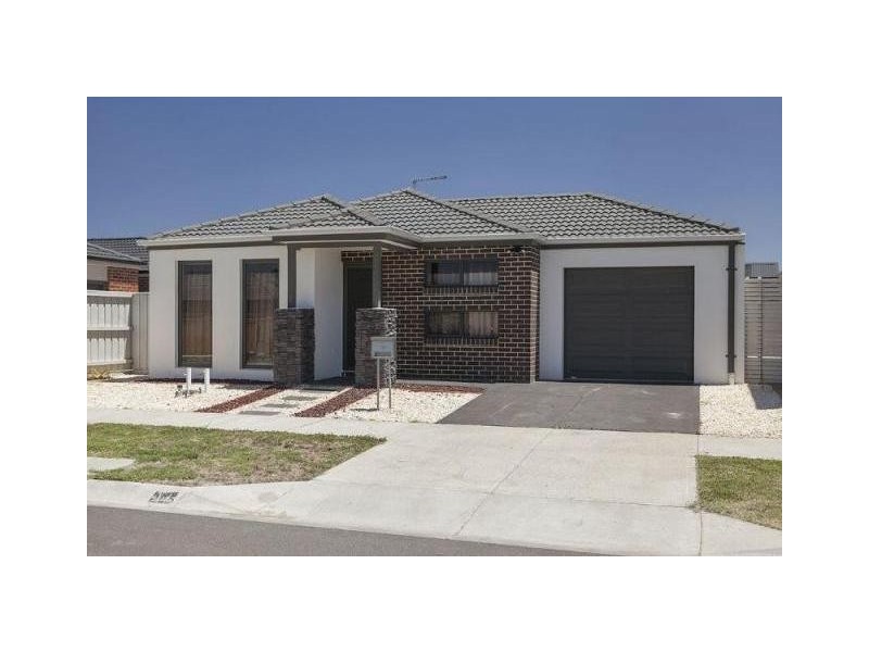 16 Bevington Crescent, Officer VIC 3809