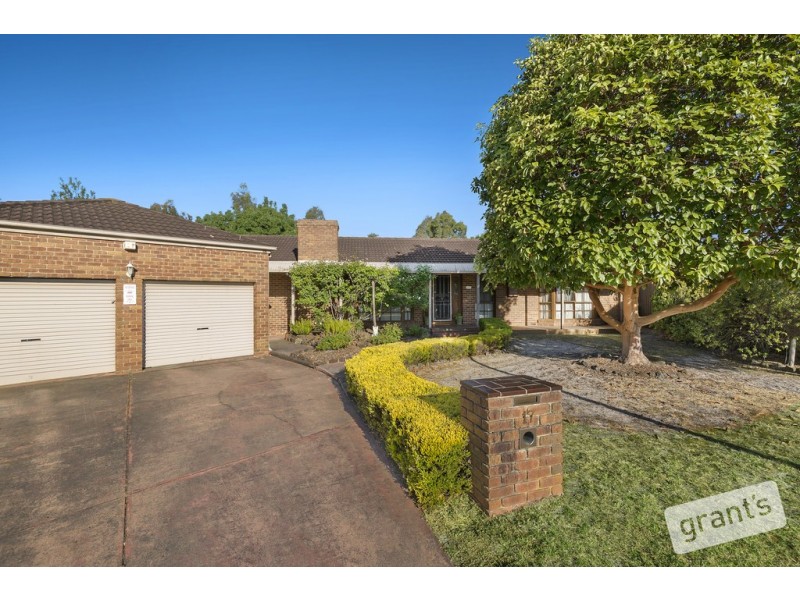 17 Honeysuckle Court, Cranbourne North VIC 3977
