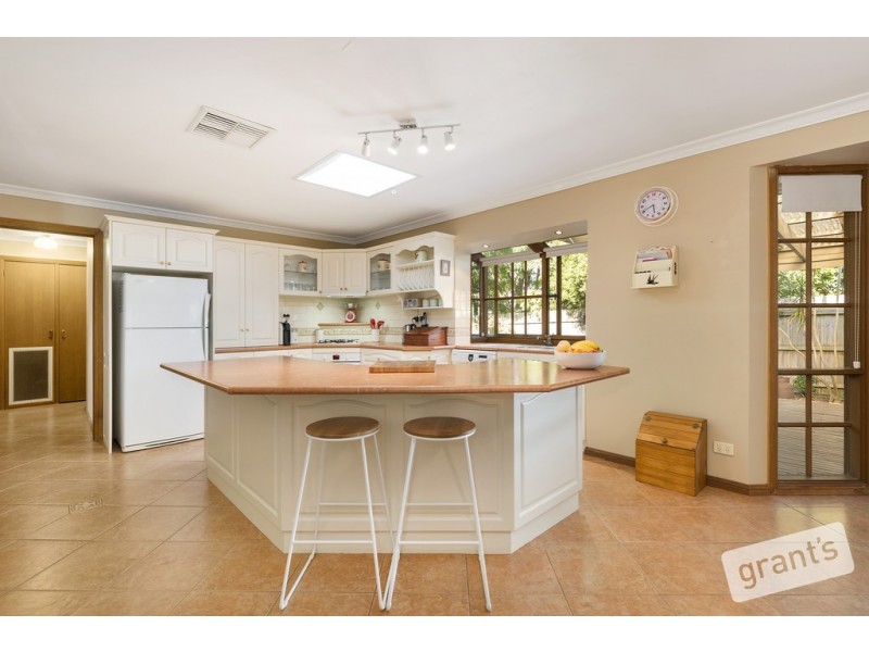 17 Honeysuckle Court, Cranbourne North VIC 3977