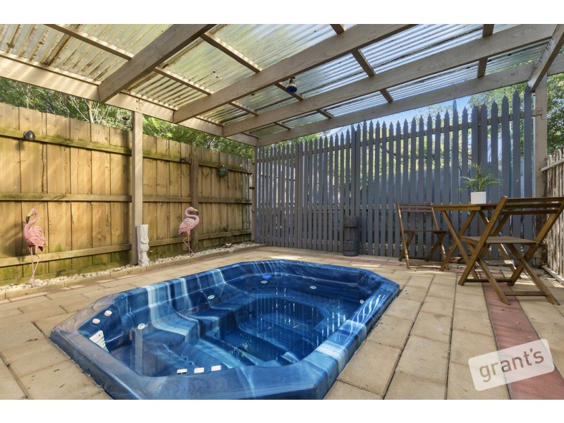 17 Honeysuckle Court, Cranbourne North VIC 3977