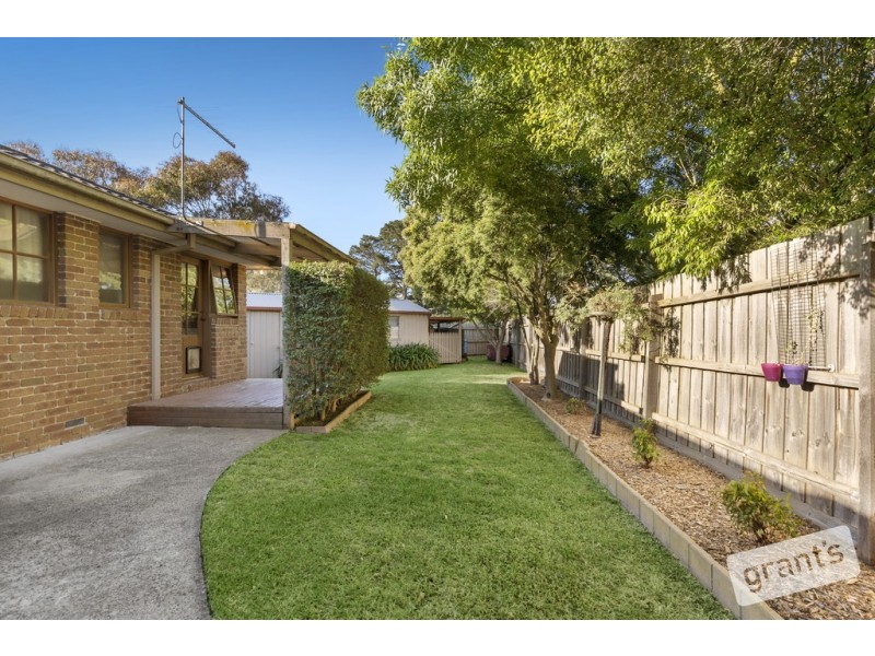 17 Honeysuckle Court, Cranbourne North VIC 3977