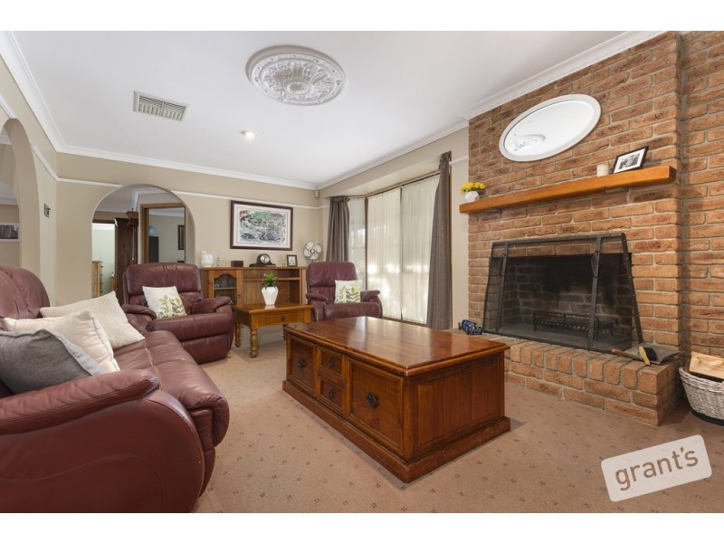 17 Honeysuckle Court, Cranbourne North VIC 3977