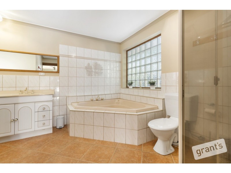 17 Honeysuckle Court, Cranbourne North VIC 3977