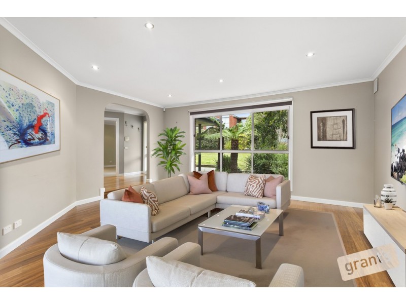 8 Lawrence Drive, Berwick VIC 3806