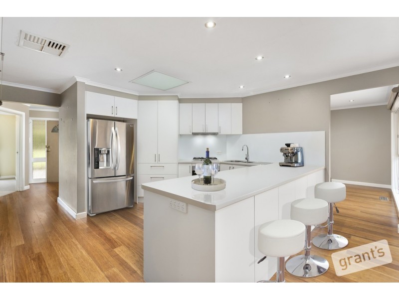 8 Lawrence Drive, Berwick VIC 3806