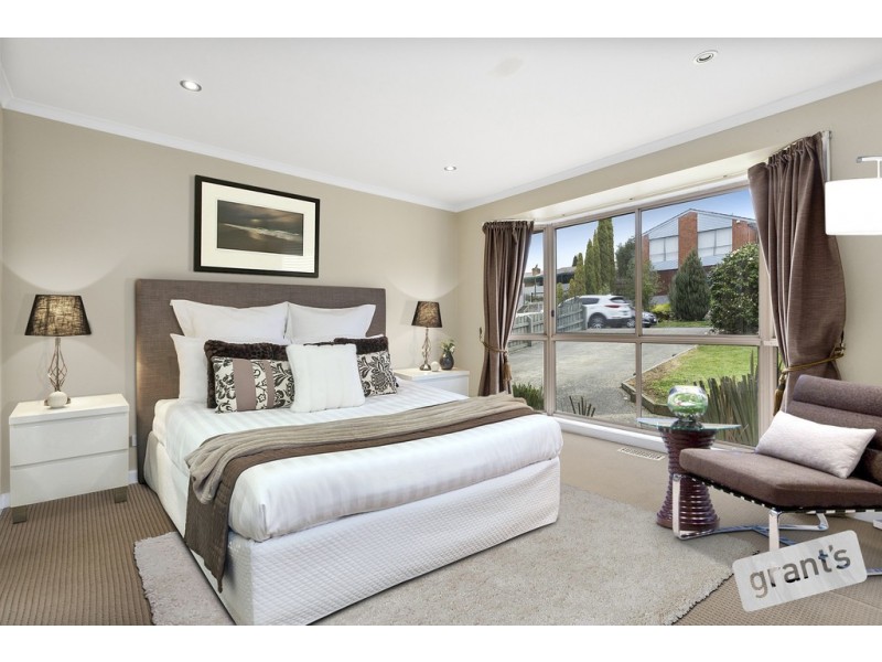 8 Lawrence Drive, Berwick VIC 3806