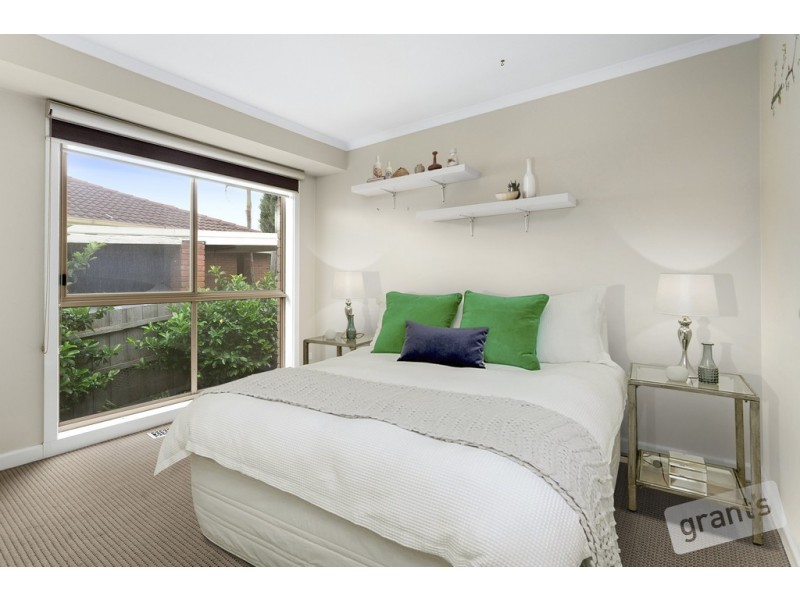 8 Lawrence Drive, Berwick VIC 3806