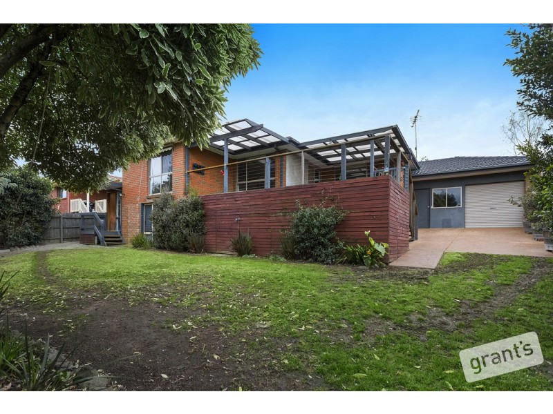 8 Lawrence Drive, Berwick VIC 3806