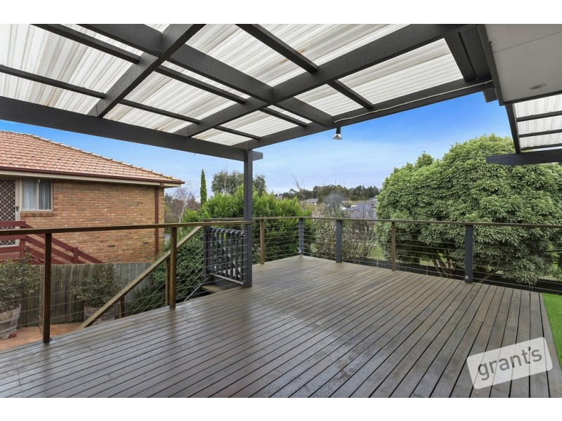 8 Lawrence Drive, Berwick VIC 3806