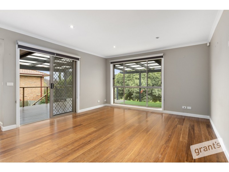 8 Lawrence Drive, Berwick VIC 3806