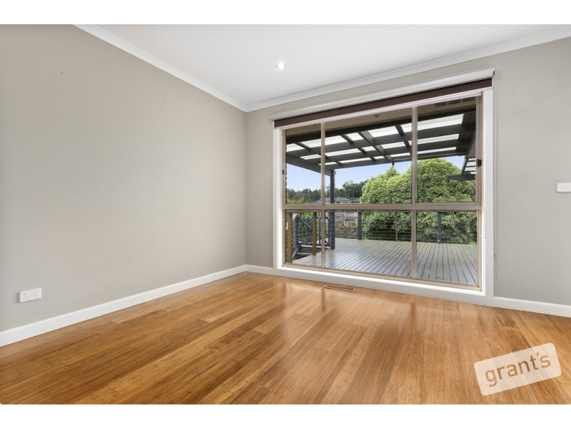 8 Lawrence Drive, Berwick VIC 3806