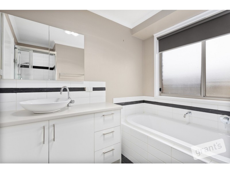 8 Lawrence Drive, Berwick VIC 3806