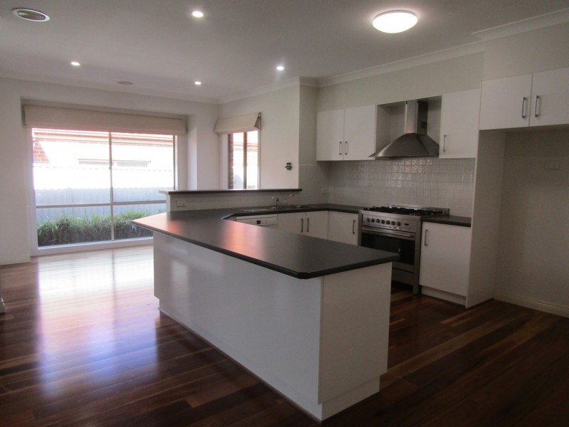 17 Charlotte Pass, Pakenham VIC 3810