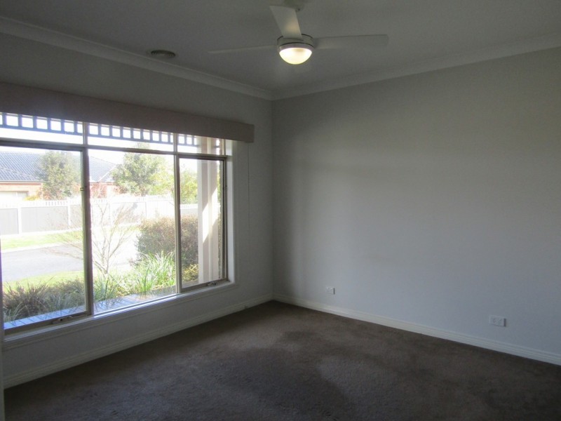 17 Charlotte Pass, Pakenham VIC 3810