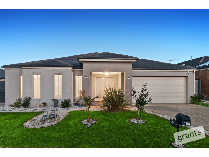 33 Perry Circuit, Cranbourne North VIC 3977