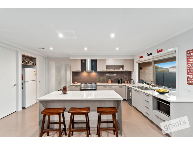 33 Perry Circuit, Cranbourne North VIC 3977