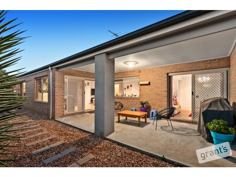 33 Perry Circuit, Cranbourne North VIC 3977