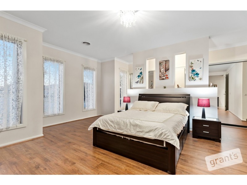 33 Perry Circuit, Cranbourne North VIC 3977