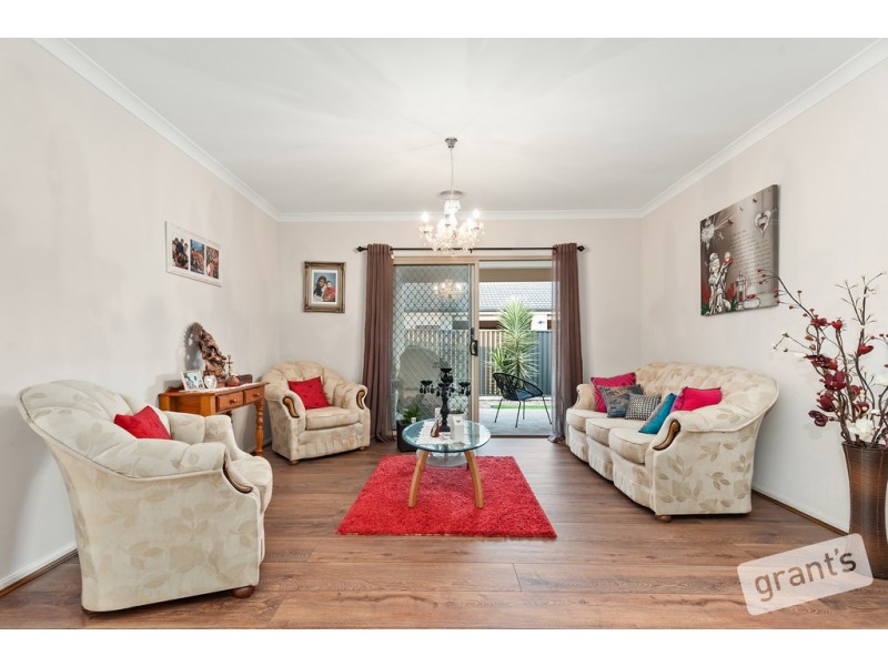 33 Perry Circuit, Cranbourne North VIC 3977