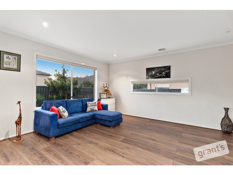 33 Perry Circuit, Cranbourne North VIC 3977