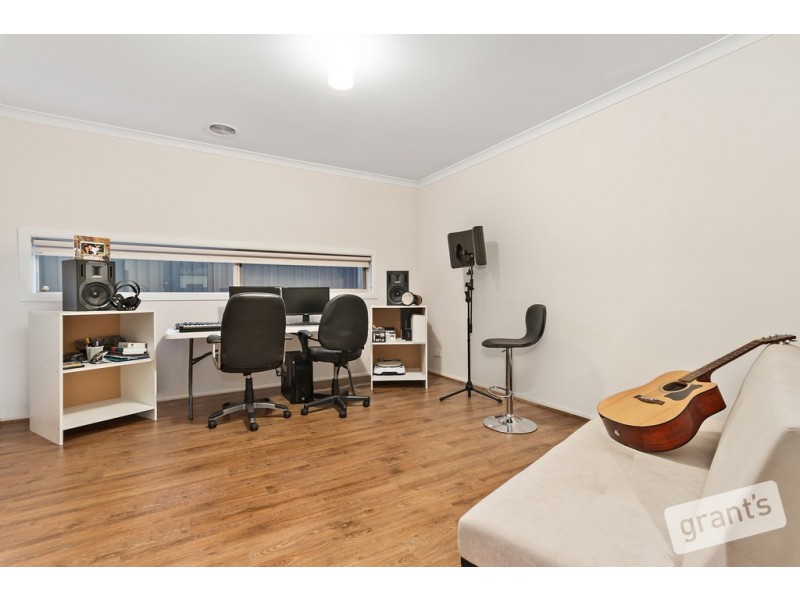 33 Perry Circuit, Cranbourne North VIC 3977