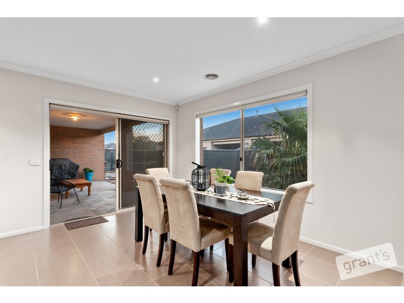 33 Perry Circuit, Cranbourne North VIC 3977