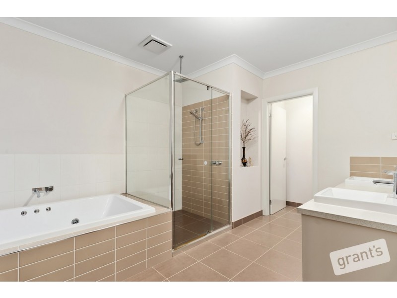 33 Perry Circuit, Cranbourne North VIC 3977