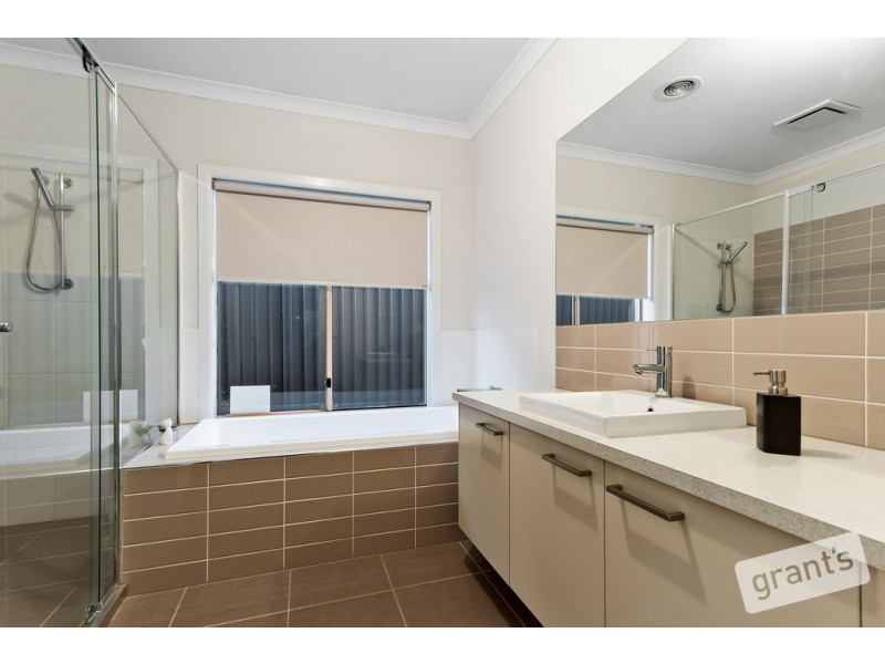 33 Perry Circuit, Cranbourne North VIC 3977