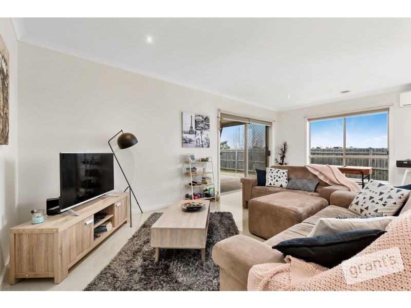 63 Cook Street, Drouin VIC 3818