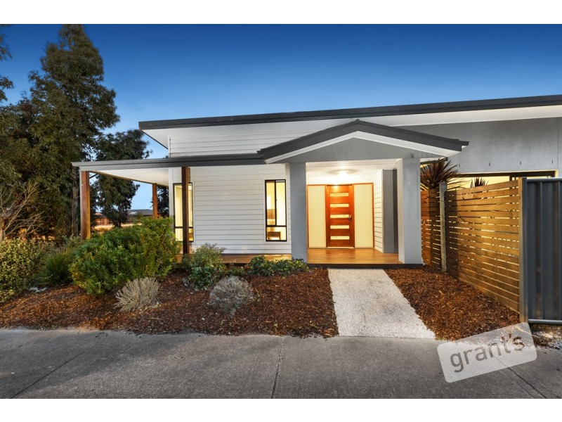 18 Frogmore Lane, Cranbourne North VIC 3977