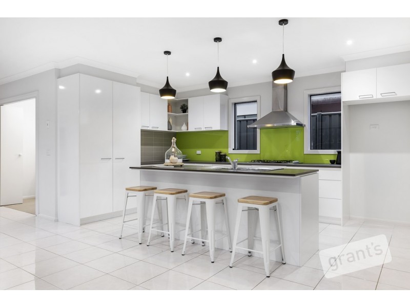 18 Frogmore Lane, Cranbourne North VIC 3977