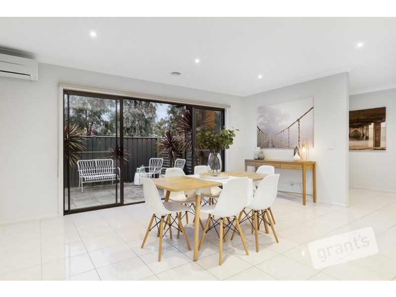 18 Frogmore Lane, Cranbourne North VIC 3977