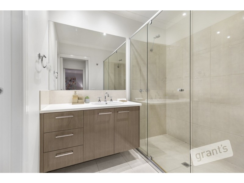 18 Frogmore Lane, Cranbourne North VIC 3977