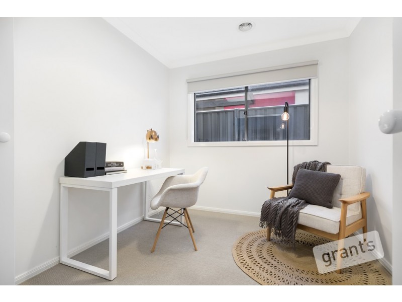 18 Frogmore Lane, Cranbourne North VIC 3977